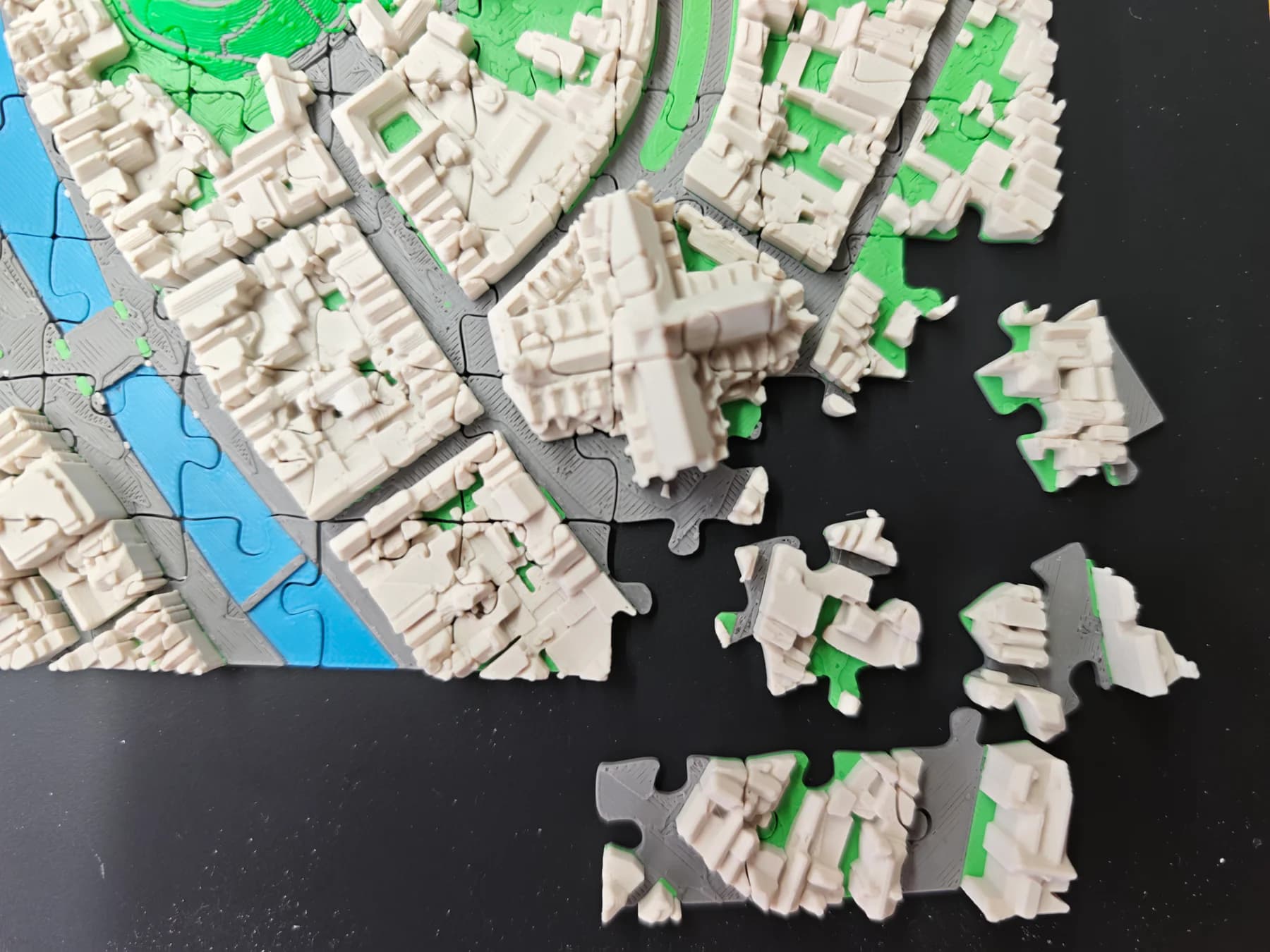 Detail van gebouwen op een los puzzelstuk van de 3D-stadskaart