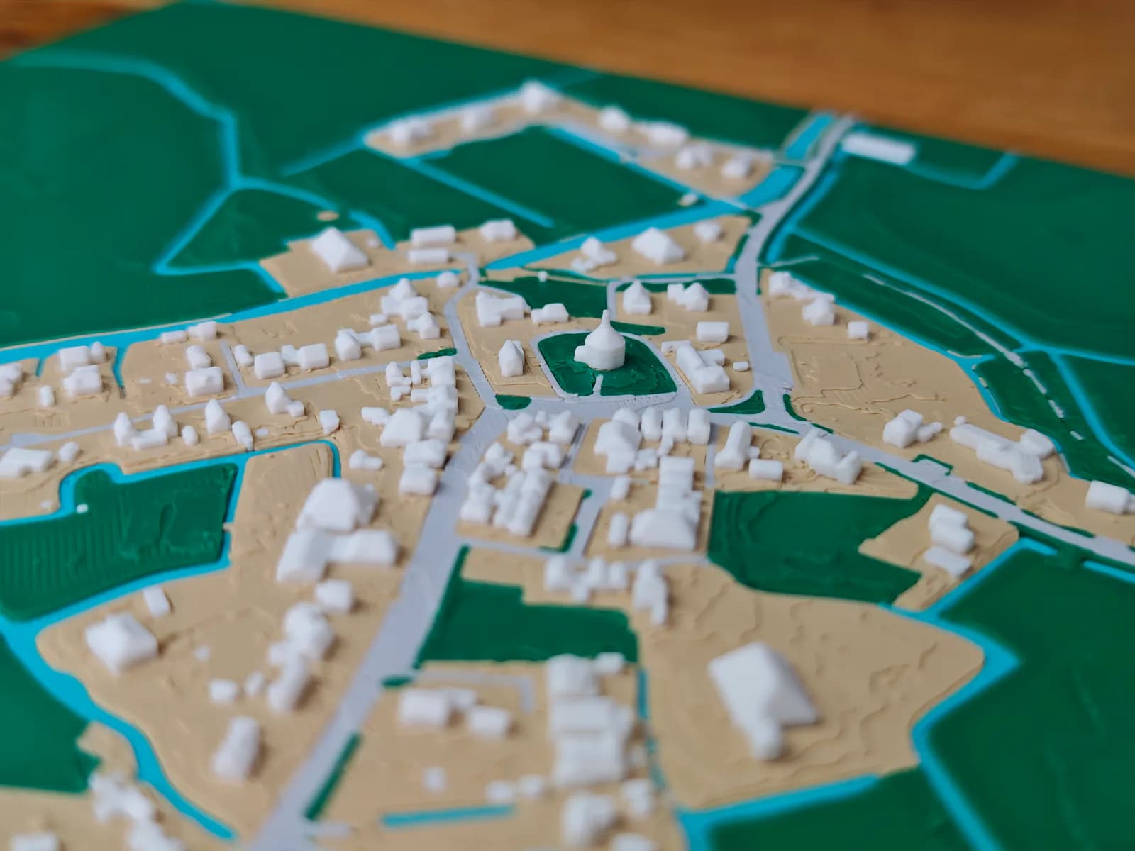Detail van de kerk en omliggende huizen op een 3D-geprinte stadskaart van Wons