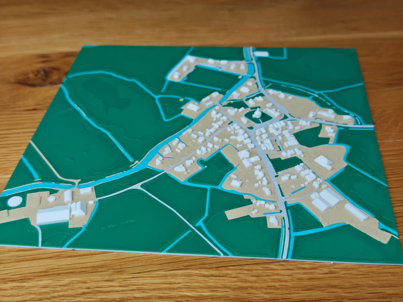 Overzicht van een kleurrijke 3D-geprinte stadskaart van Wons in Friesland