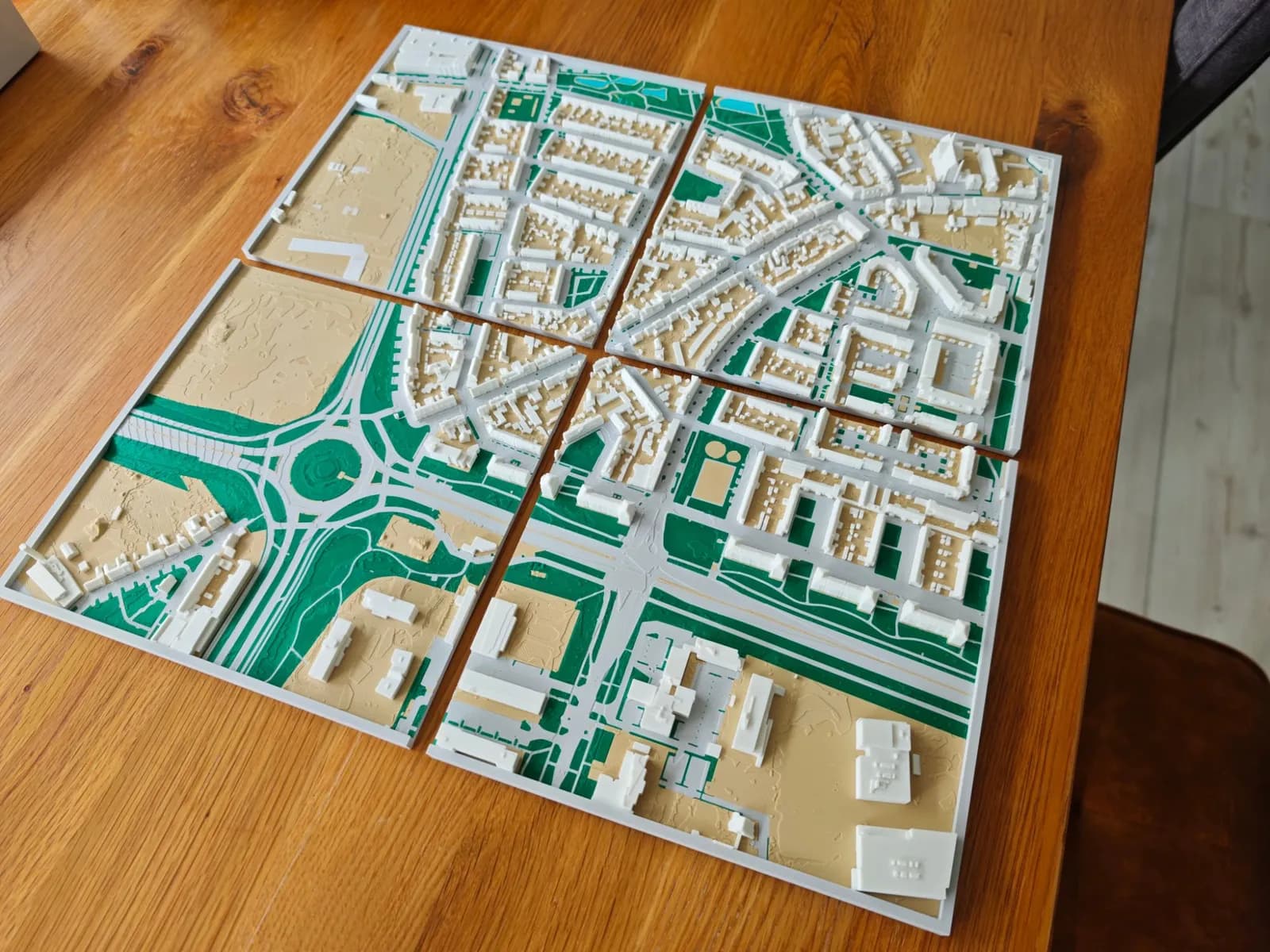 Dezelfde maquette met de vier tegels iets uit elkaar gelegd, zodat de naden zichtbaar zijn
