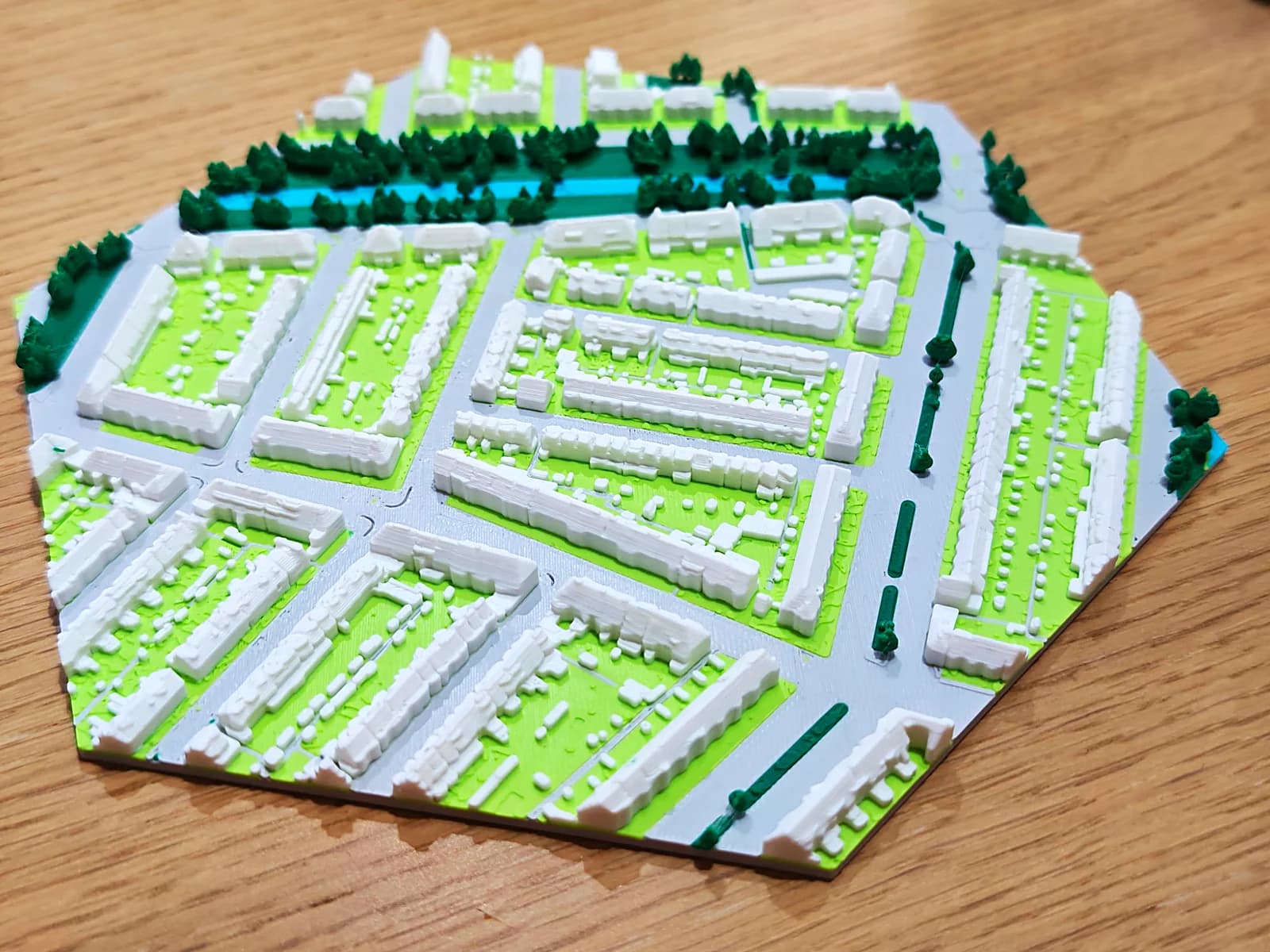 Zeshoekige 3D-geprinte stadskaart van een deel van de Professorenwijk in Leiden, met witte rijtjeshuizen, groene tuinen en bomen langs de singel