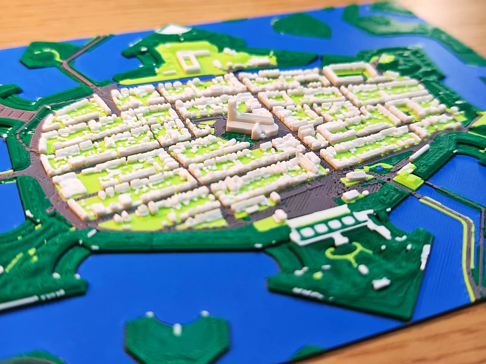 3D-geprinte stadskaart van het centrum van Naarden, met de vestingstad omringd door bastions en blauwe vestinggrachten
