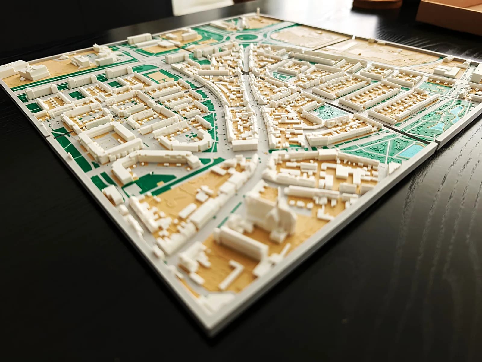Samengestelde 3D-geprinte stadskaart van de omgeving van de Hasseltstraat in Tilburg uit meerdere aansluitende tegels, met straten die over de naden doorlopen