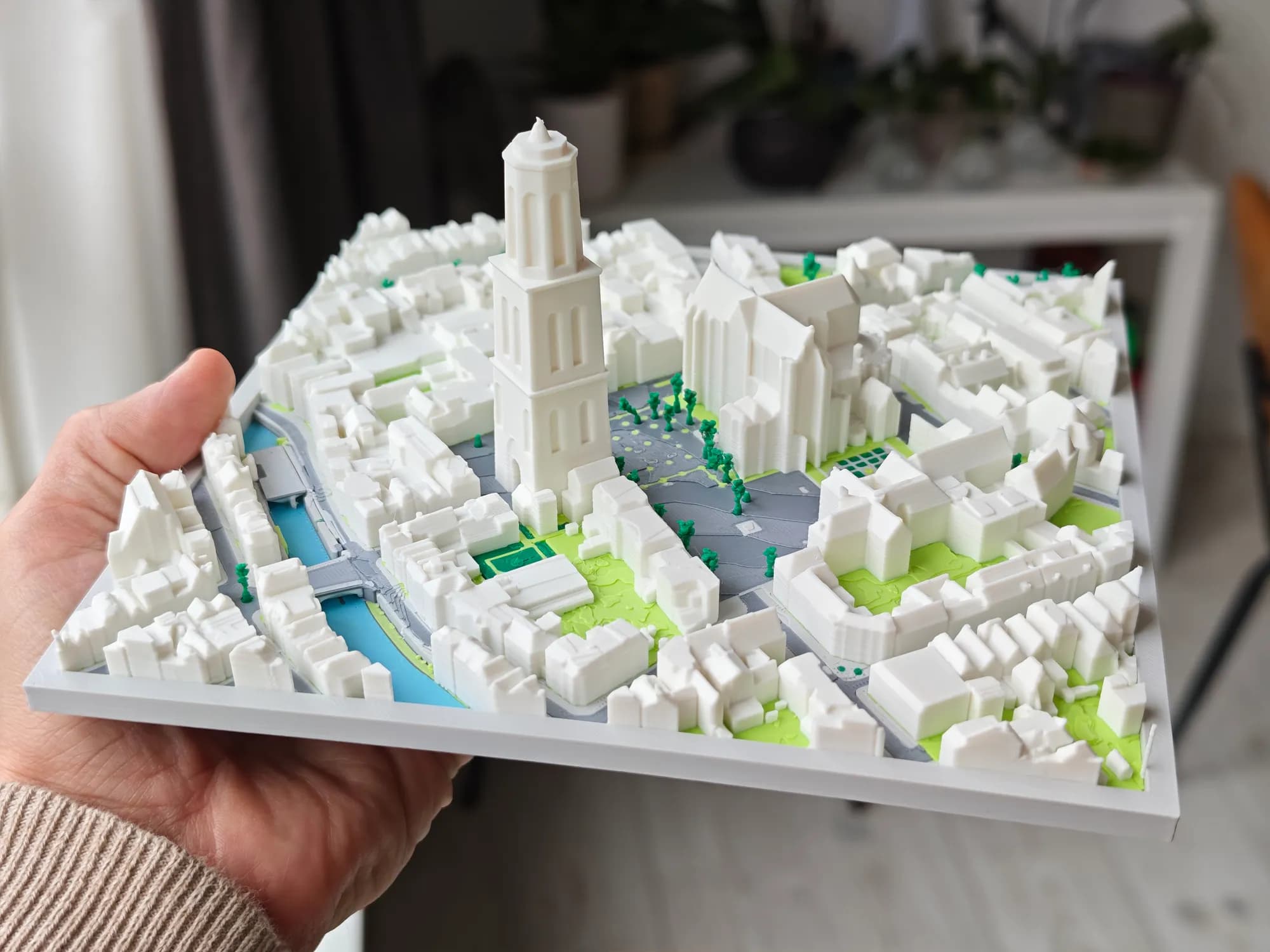 3D-geprinte stadskaart van het centrum van Utrecht met de Domtoren en de Domkerk, 20 × 20 cm op schaal 1:1000, in de hand gehouden
